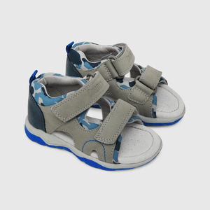 Sandalia de niño punta abierta gris talla (21 a 27)