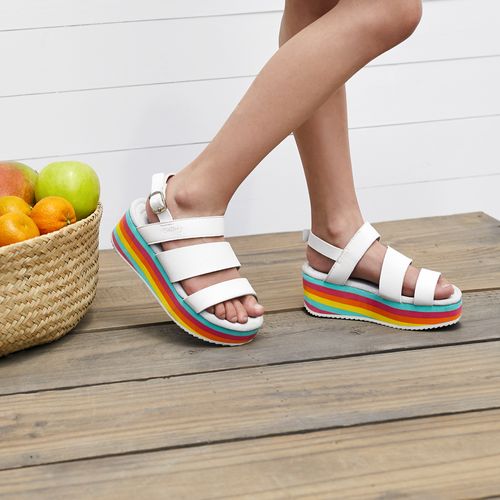 Sandalia abierta con plataforma rayada de colores blanco