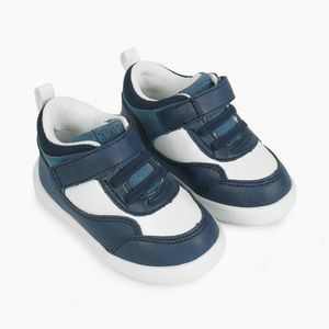 Zapatilla urbana de niño azul