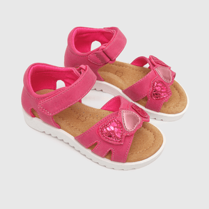 Sandalia de niña cerrada, con corazones y punta ajustable fucsia