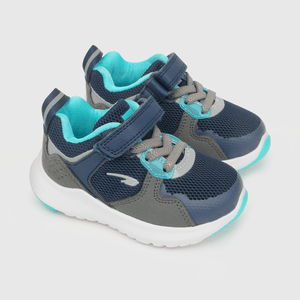 Zapatilla deportiva de niño azul