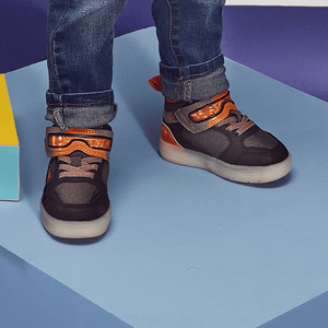 Zapatilla luces de niño fuego negro