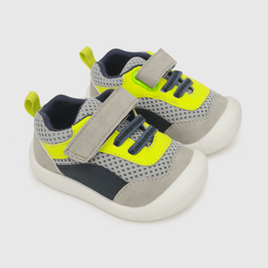 Zapatilla de niño velcro elástico gris